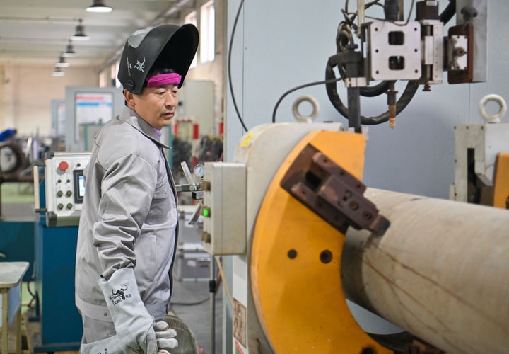 在中石化第四建設(shè)有限公司工匠學(xué)院，全國人大代表、中石化第四建設(shè)有限公司工匠學(xué)院焊接教練張振連操作自動焊機（2025年2月21日攝）。新華社記者 孫凡越 攝