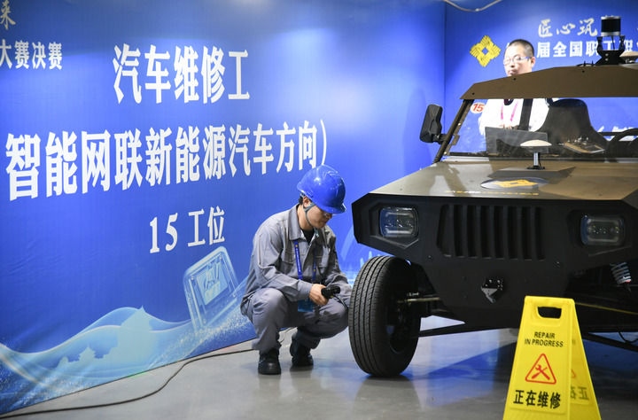 2024年9月11日，由全國總工會、人力資源和社會保障部等單位主辦的第八屆全國職工職業(yè)技能大賽決賽在陜西開幕。這是選手在位于西安國際會展中心的比賽場地參加汽車維修工（智能網(wǎng)聯(lián)新能源汽車方向）工種比賽。新華社記者 張博文 攝