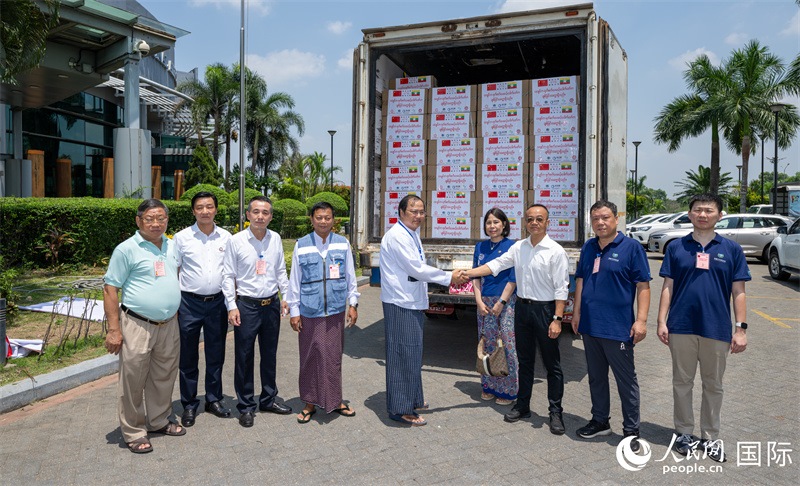 藥品交付儀式現(xiàn)場(chǎng)-人民網(wǎng)記者謝佳君攝