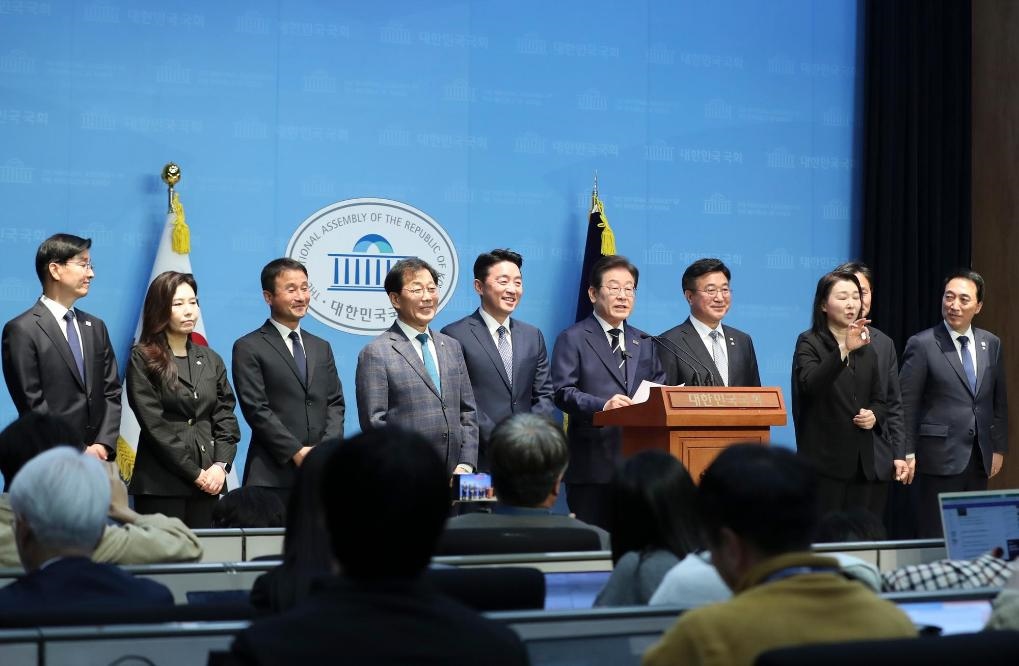 4月11日，李在明在韓國首爾舉行的新聞發(fā)布會上介紹他的總統(tǒng)競選團隊。新華社記者姚琪琳攝