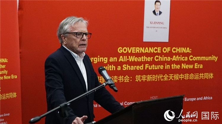 南非前駐日本、西班牙、馬達(dá)加斯加大使、浙江師范大學(xué)非洲研究院資深研究員赫特·赫羅布勒在讀書(shū)會(huì)上發(fā)言。人民網(wǎng) 劉暢攝