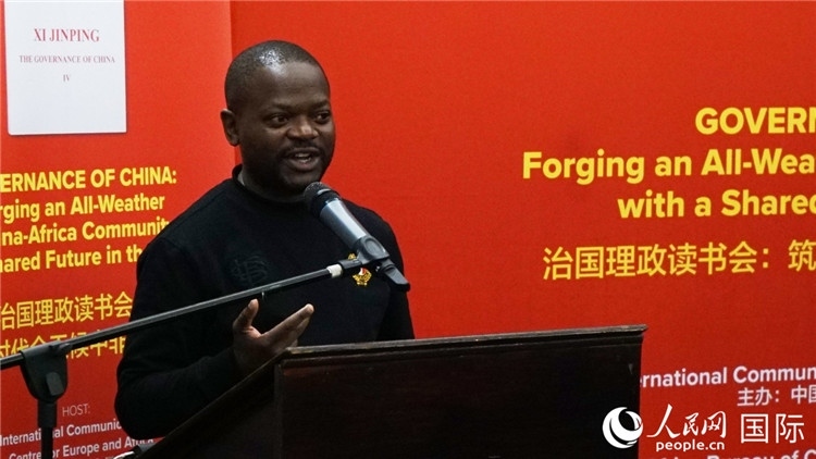 約翰內(nèi)斯堡大學(xué)非洲中國(guó)研究中心研究員葛迪恩·吉通加在讀書(shū)會(huì)上發(fā)言。人民網(wǎng) 劉暢攝