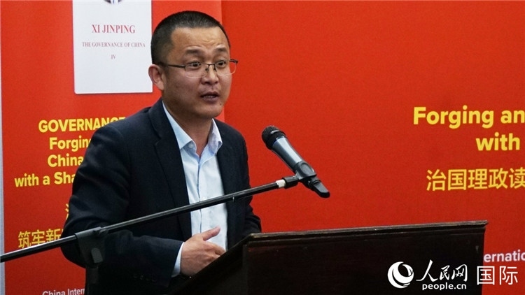 中非青年婦女協(xié)會(huì)主席、南非大學(xué)教授秦效順在讀書(shū)會(huì)上發(fā)言。人民網(wǎng) 劉暢攝