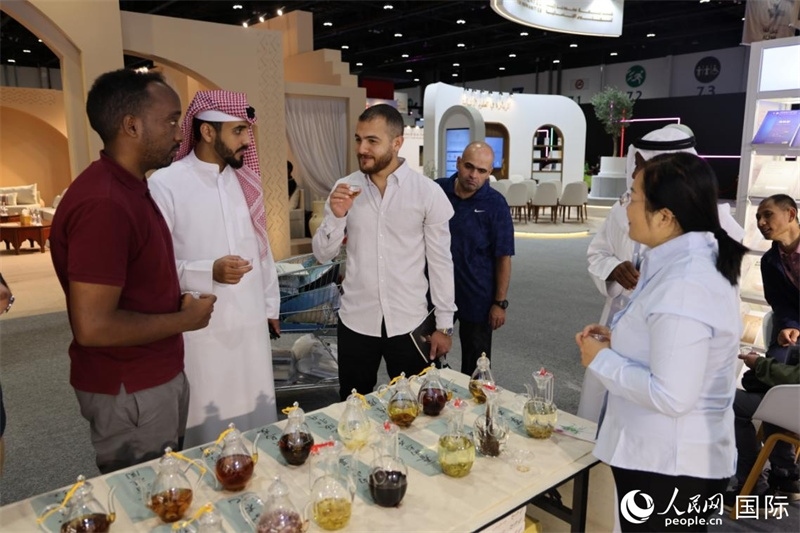 在“閱讀中國”館，當(dāng)?shù)刈x者通過品味中國茶，了解中國文化。人民網(wǎng)記者 張志文攝