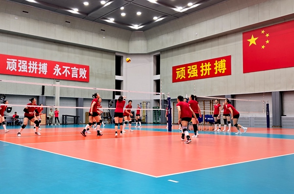4月28日，中國女排在主教練趙勇的帶領(lǐng)下進行訓(xùn)練。人民網(wǎng)記者 胡雪蓉攝