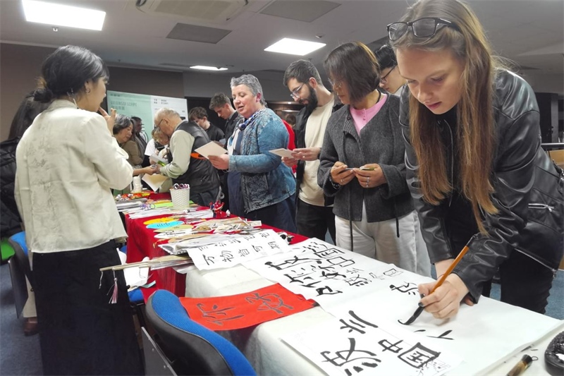 現(xiàn)場(chǎng)來(lái)賓體驗(yàn)中國(guó)傳統(tǒng)文化。中國(guó)駐波蘭大使館供圖。