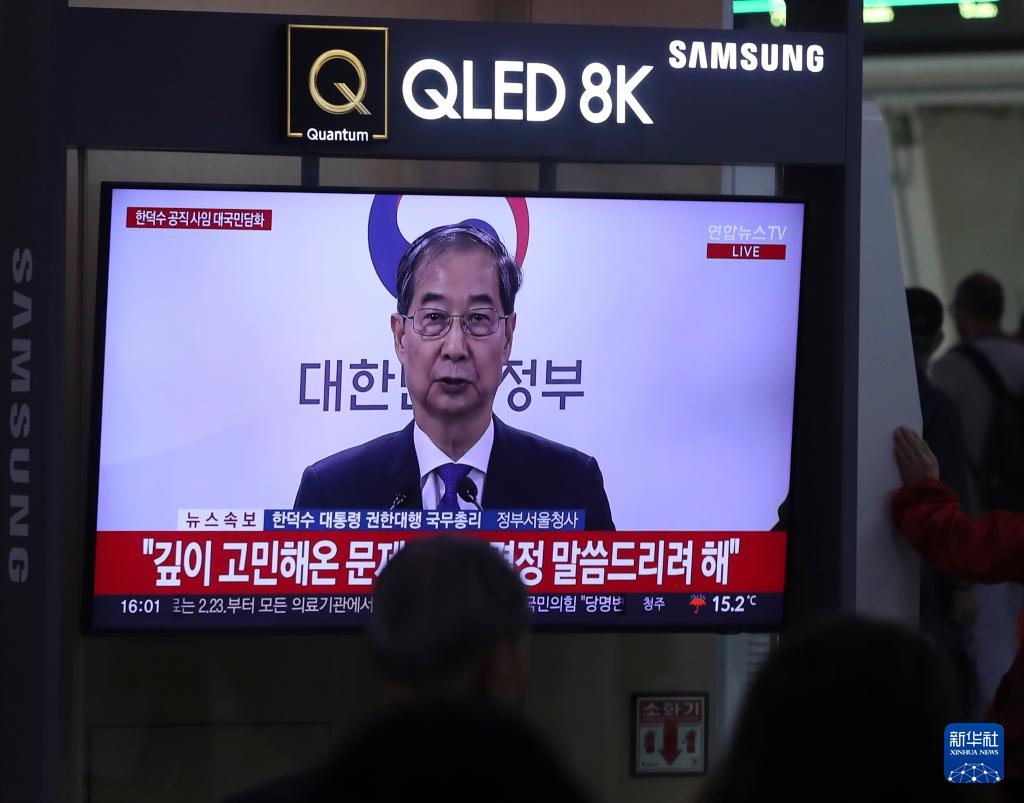 5月1日，在韓國首爾火車站，民眾觀看韓德洙辭職的新聞。新華社記者 姚琪琳 攝