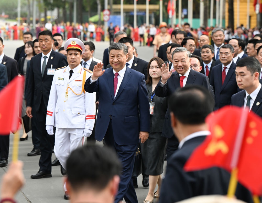 4月14日，中共中央總書(shū)記、國(guó)家主席習(xí)近平抵達(dá)河內(nèi)對(duì)越南進(jìn)行國(guó)事訪問(wèn)。當(dāng)日下午，越共中央總書(shū)記蘇林為習(xí)近平舉行隆重歡迎儀式。這是歡迎儀式后，習(xí)近平和蘇林一同步行前往越共中央駐地舉行會(huì)談時(shí)，向歡迎人群揮手致意。新華社記者 張領(lǐng) 攝