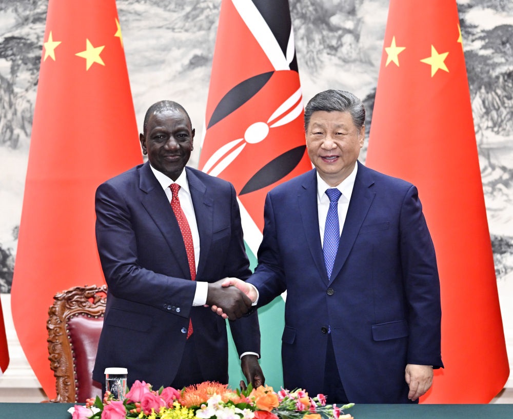 4月24日上午，國(guó)家主席習(xí)近平在北京人民大會(huì)堂同來(lái)華進(jìn)行國(guó)事訪問(wèn)的肯尼亞總統(tǒng)魯托舉行會(huì)談。這是習(xí)近平同魯托握手。新華社記者 岳月偉 攝