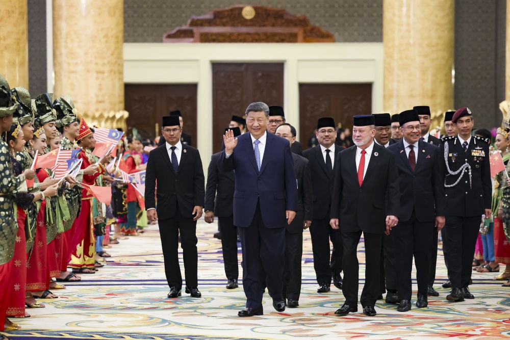 4月16日上午，馬來(lái)西亞最高元首易卜拉欣在馬來(lái)西亞國(guó)家王宮同中國(guó)國(guó)家主席習(xí)近平舉行會(huì)見(jiàn)。會(huì)見(jiàn)后，習(xí)近平出席易卜拉欣舉行的歡迎宴會(huì)。這是習(xí)近平向歡迎人群揮手致意。新華社記者 黃敬文 攝