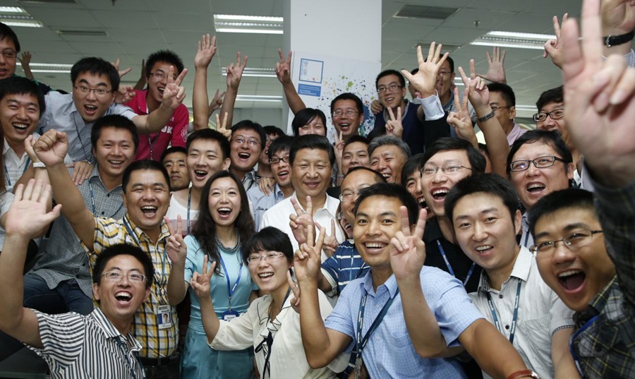 2013年8月29日，習(xí)近平總書記在東軟集團(tuán)（大連）有限公司同年輕員工親切合影。新華社記者 鞠鵬 攝