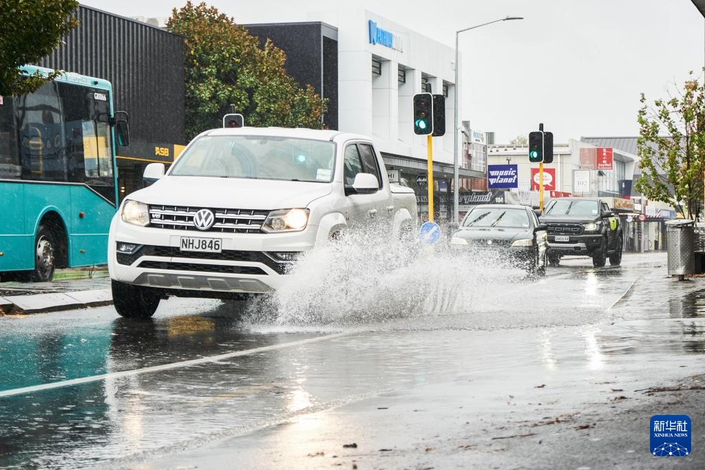 5月1日，汽車行駛在新西蘭南島城市克賴斯特徹奇的街頭。新華社發(fā)（陳思雨蒙 攝）