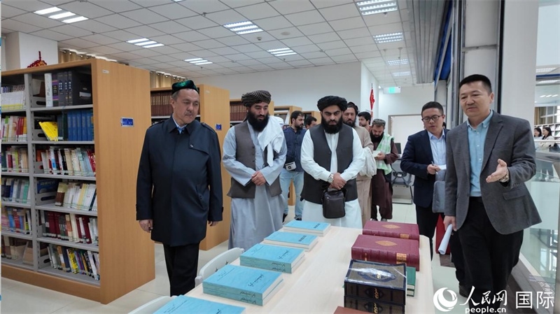 代表團(tuán)在新疆伊斯蘭教經(jīng)學(xué)院圖書(shū)館參觀。人民網(wǎng)記者 章凱風(fēng)攝