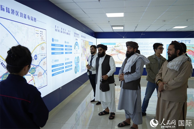 代表團(tuán)在烏魯木齊國(guó)際陸港區(qū)參觀。人民網(wǎng)記者 章凱風(fēng)攝