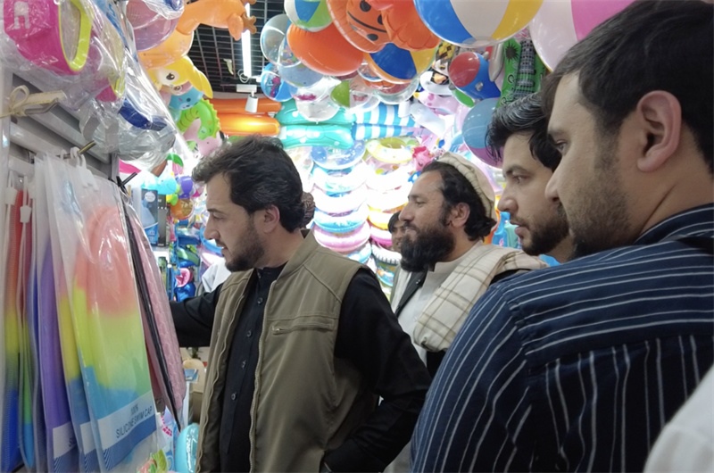 代表團(tuán)在義烏國(guó)際商貿(mào)城參觀。CGTN記者 楊剛攝