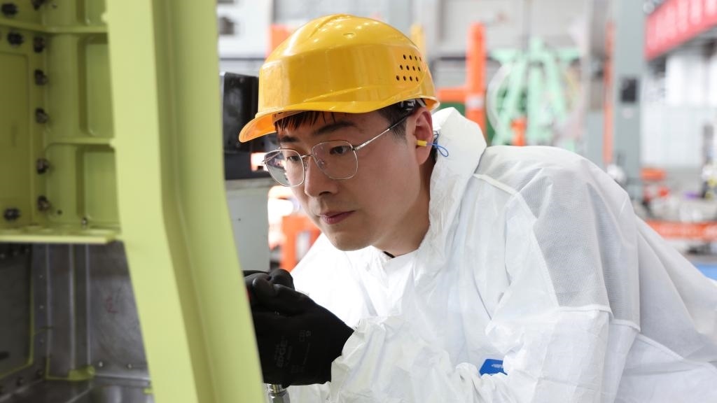 在中國航空工業(yè)集團成飛車間內(nèi)，飛機鉚裝鉗工首席操作技師馮攀龍正在工作。（新華社發(fā)）