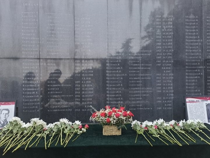 在南京抗日航空烈士紀(jì)念館鐫刻有蘇聯(lián)籍抗日航空英烈名錄的紀(jì)念碑前，擺放著人們獻上的鮮花（2024年11月22日攝）。新華社記者 邱冰清 攝