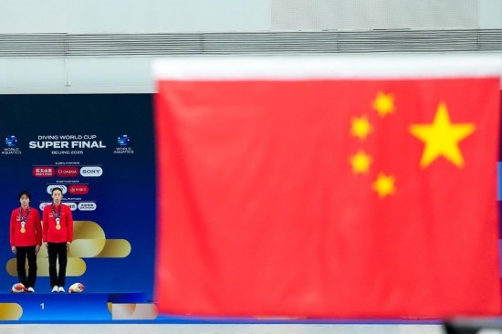 5月2日，獲得2025年跳水世界杯總決賽女子雙人10米臺冠軍的中國組合陳芋汐（右）/全紅嬋在頒獎儀式上。新華社記者 鞠煥宗 攝