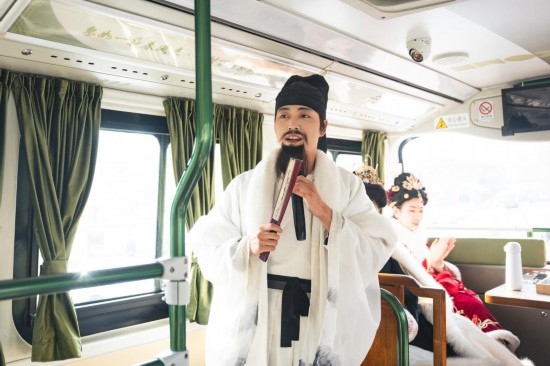 身著古裝的“伴游”在“長安尋夢”主題觀光車上為游客講解。（受訪者供圖）