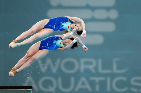 5月2日，陳芋汐（上）/全紅嬋在比賽中。新華社記者 鞠煥宗 攝