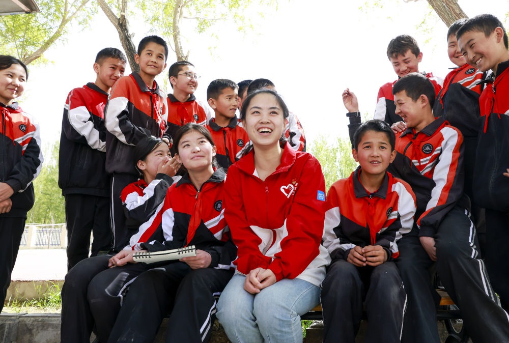 4月23日，在新疆克州阿圖什市哈拉峻鄉(xiāng)謝依特小學(xué)，支教教師高淑賢和學(xué)生們在一起。