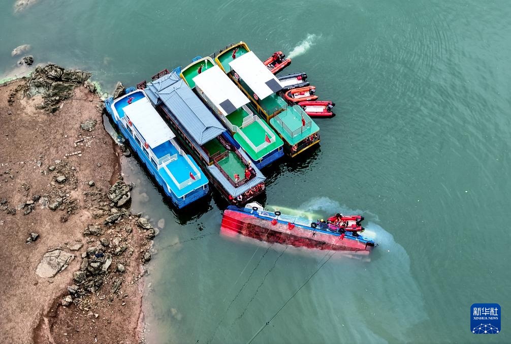 5月5日，救援人員在對(duì)傾覆船只進(jìn)行搜救（無(wú)人機(jī)照片）。新華社記者 劉續(xù) 攝