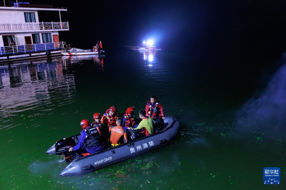 5月5日，救援人員在進(jìn)行搜救。新華社記者 劉續(xù) 攝