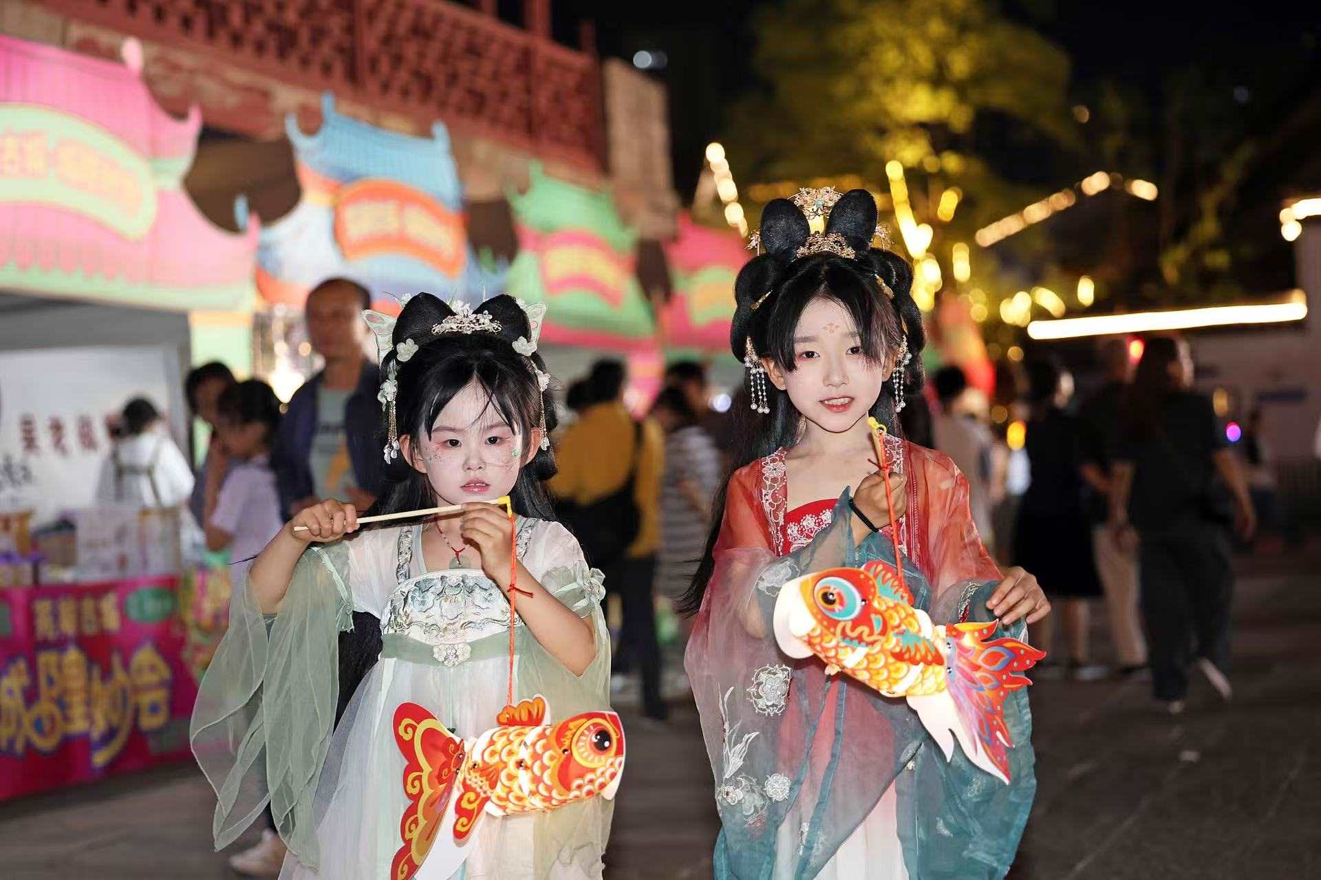 2025年5月2日晚，安徽蕪湖古城，魚燈巡游吸引游人駐足觀看。（圖片來(lái)源：視覺(jué)中國(guó)）