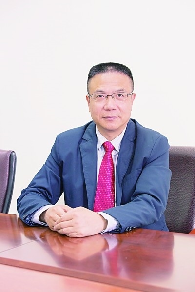 徐飛 教授、博士生導(dǎo)師。歷任上海交通大學(xué)副校長(zhǎng)、西南交通大學(xué)校長(zhǎng)、上海財(cái)經(jīng)大學(xué)常務(wù)副校長(zhǎng)，現(xiàn)任福耀科技大學(xué)常務(wù)副校長(zhǎng)。國(guó)務(wù)院政府特殊津貼專家。先后兼任中國(guó)鐵道學(xué)會(huì)副理事長(zhǎng)，中國(guó)管理學(xué)會(huì)組織與戰(zhàn)略專業(yè)委員會(huì)副主任，教育部高等學(xué)校創(chuàng)新創(chuàng)業(yè)教育指導(dǎo)委員會(huì)副主任，中國(guó)高等教育學(xué)會(huì)創(chuàng)新創(chuàng)業(yè)教育分會(huì)理事長(zhǎng)，中國(guó)高質(zhì)量MBA教育認(rèn)證（CAMEA）工作委員會(huì)副主任，中國(guó)職業(yè)技術(shù)教育學(xué)會(huì)副會(huì)長(zhǎng)等。主要研究領(lǐng)域?yàn)閼?zhàn)略管理、競(jìng)爭(zhēng)戰(zhàn)略與博弈論、創(chuàng)新創(chuàng)業(yè)、跨文化戰(zhàn)略領(lǐng)導(dǎo)力等。出版著作20余部。