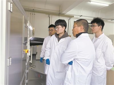 圖為安工大材料科學(xué)與工程學(xué)院碩士研究生余威（右一）在實(shí)驗(yàn)室開(kāi)展研究。安工大供圖