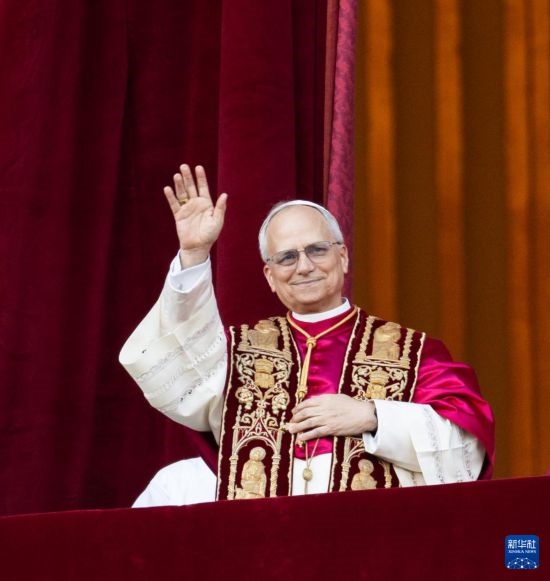 5月8日，在梵蒂岡城，來自美國的樞機主教羅伯特·普雷沃斯特當(dāng)選新一任天主教羅馬教皇后向民眾致意。新華社記者 李京 攝