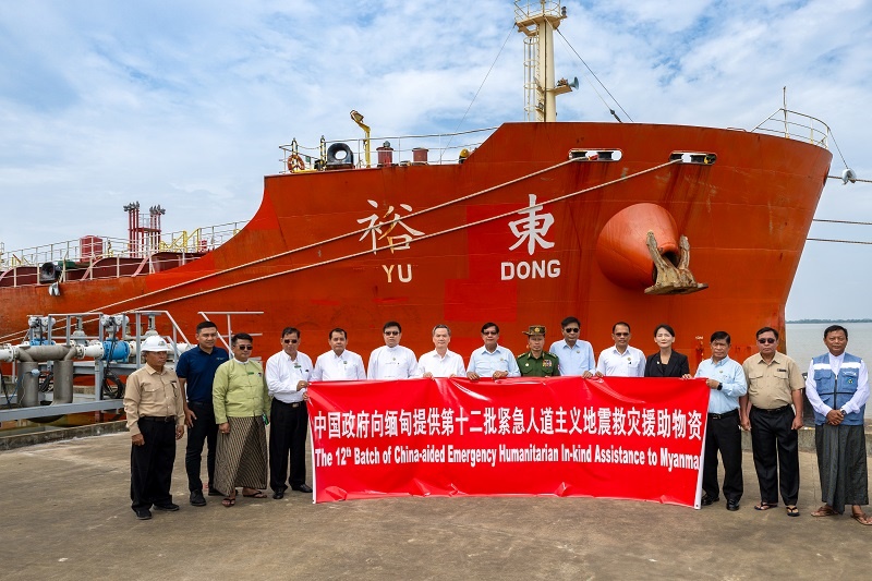 中國駐緬大使館歐陽道冰參贊、仰光省首席部長梭登及緬有關(guān)部門官員出席交接儀式。人民網(wǎng)記者 謝佳君攝