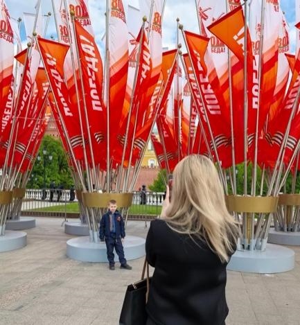 當(dāng)?shù)貢r(shí)間5月7日下午，莫斯科紅場(chǎng)外，紀(jì)念蘇聯(lián)偉大衛(wèi)國(guó)戰(zhàn)爭(zhēng)勝利80周年慶典旗幟飄揚(yáng)。