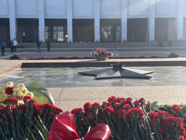 當(dāng)?shù)貢r(shí)間5月6日下午，莫斯科勝利廣場(chǎng)上的長(zhǎng)明火兩旁放滿鮮花。