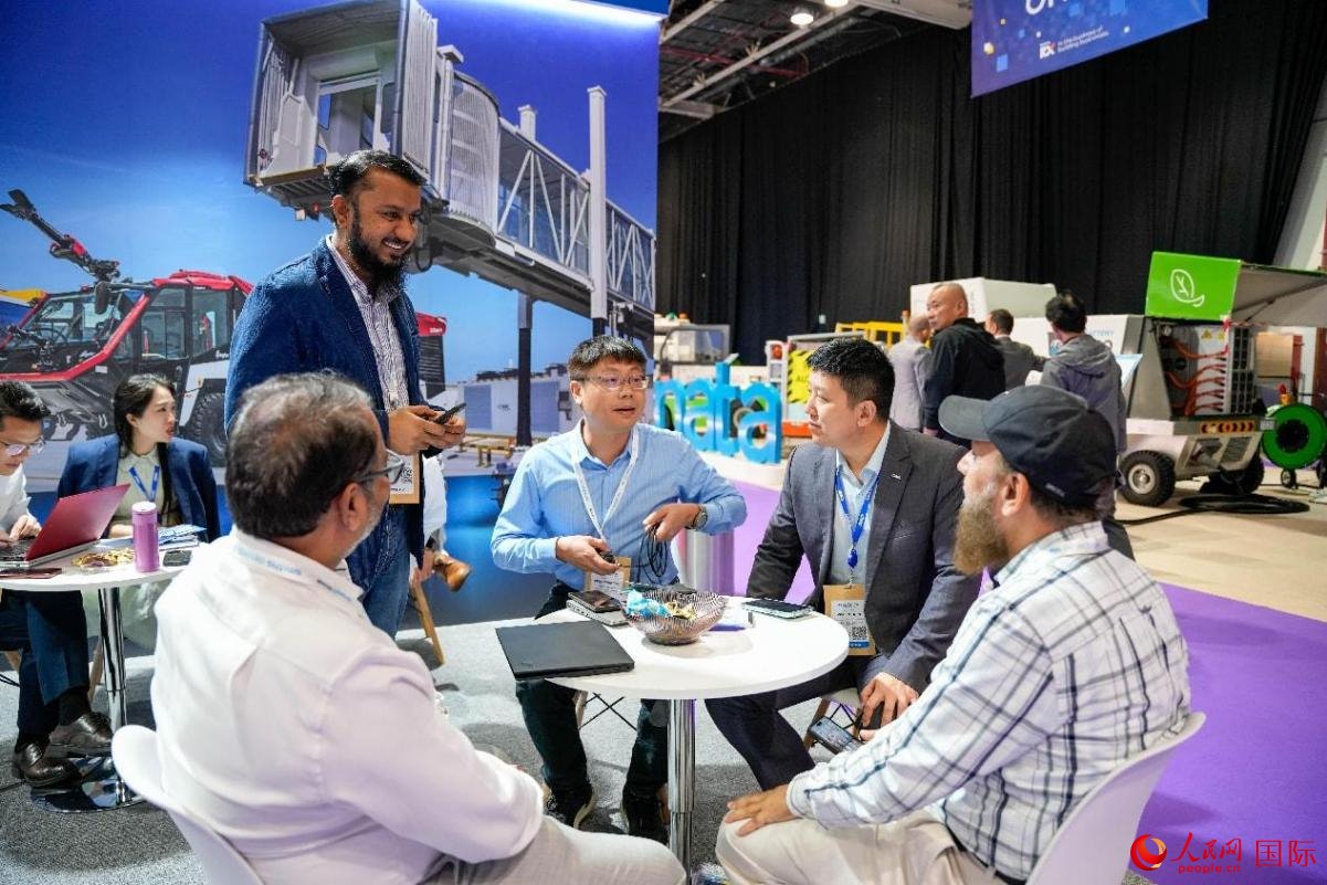 中外商家在交流。人民網(wǎng)塔里克·易卜拉欣攝