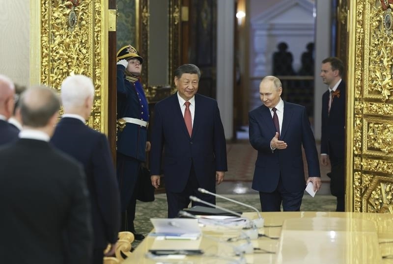 △當(dāng)?shù)貢r(shí)間5月8日，俄羅斯總統(tǒng)普京同習(xí)近平主席在莫斯科克里姆林宮舉行會(huì)談。這是兩國(guó)元首步入會(huì)場(chǎng)。