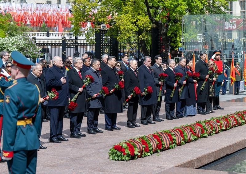 △當(dāng)?shù)貢r(shí)間5月9日，紀(jì)念蘇聯(lián)偉大衛(wèi)國(guó)戰(zhàn)爭(zhēng)勝利80周年慶典結(jié)束后，習(xí)近平主席同其他國(guó)家領(lǐng)導(dǎo)人一起從紅場(chǎng)來(lái)到亞歷山大花園，向無(wú)名烈士墓獻(xiàn)花，并肅立默哀。