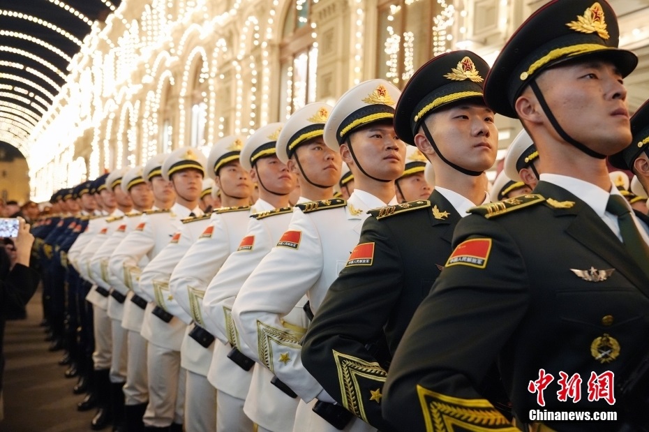 當(dāng)?shù)貢r(shí)間5月3日晚，俄羅斯首都莫斯科，俄羅斯紀(jì)念衛(wèi)國(guó)戰(zhàn)爭(zhēng)勝利80周年閱兵式第二次彩排，中國(guó)人民解放軍儀仗司禮大隊(duì)震撼亮相，受到華僑華人、留學(xué)生和當(dāng)?shù)孛癖姛崃覛g迎。中新社記者 田冰 攝