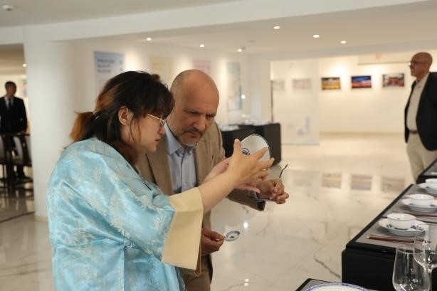 摩洛哥民眾在觀察中國瓷器。拉巴特中國文化中心供圖