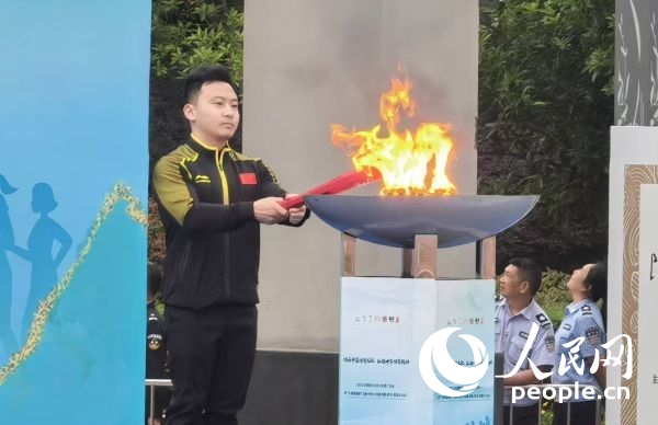 在活動(dòng)開幕式上，馮喆點(diǎn)燃火炬。人民網(wǎng)記者 楊磊攝