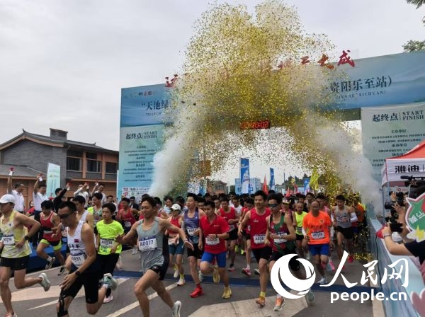 全民健身跑參賽選手沖出起點(diǎn)。人民網(wǎng)記者 楊磊攝