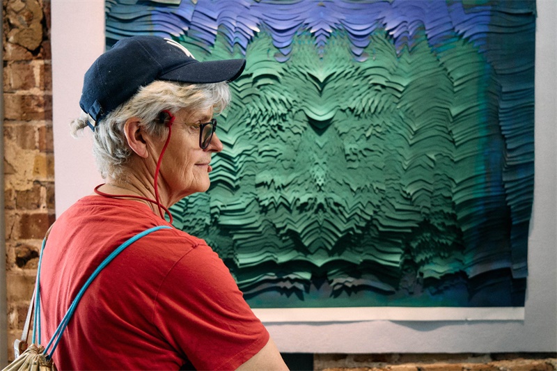 英國嘉賓在倫敦手工周中國館展出作品前駐足。楊浩鵬攝