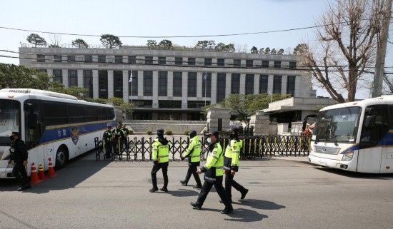 4月3日，在韓國首爾，警察在韓國憲法法院前執(zhí)勤。新華社記者姚琪琳攝