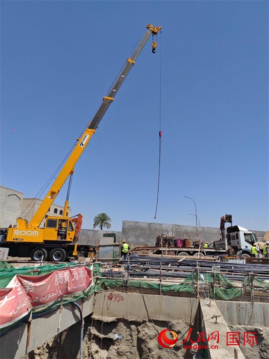 工人在進(jìn)行五號隧道施工。人民網(wǎng)記者管克江攝