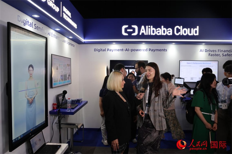 當(dāng)?shù)孛襟w在2025迪拜金融科技峰會(huì)的一家中資企業(yè)展廳采訪，張志文攝