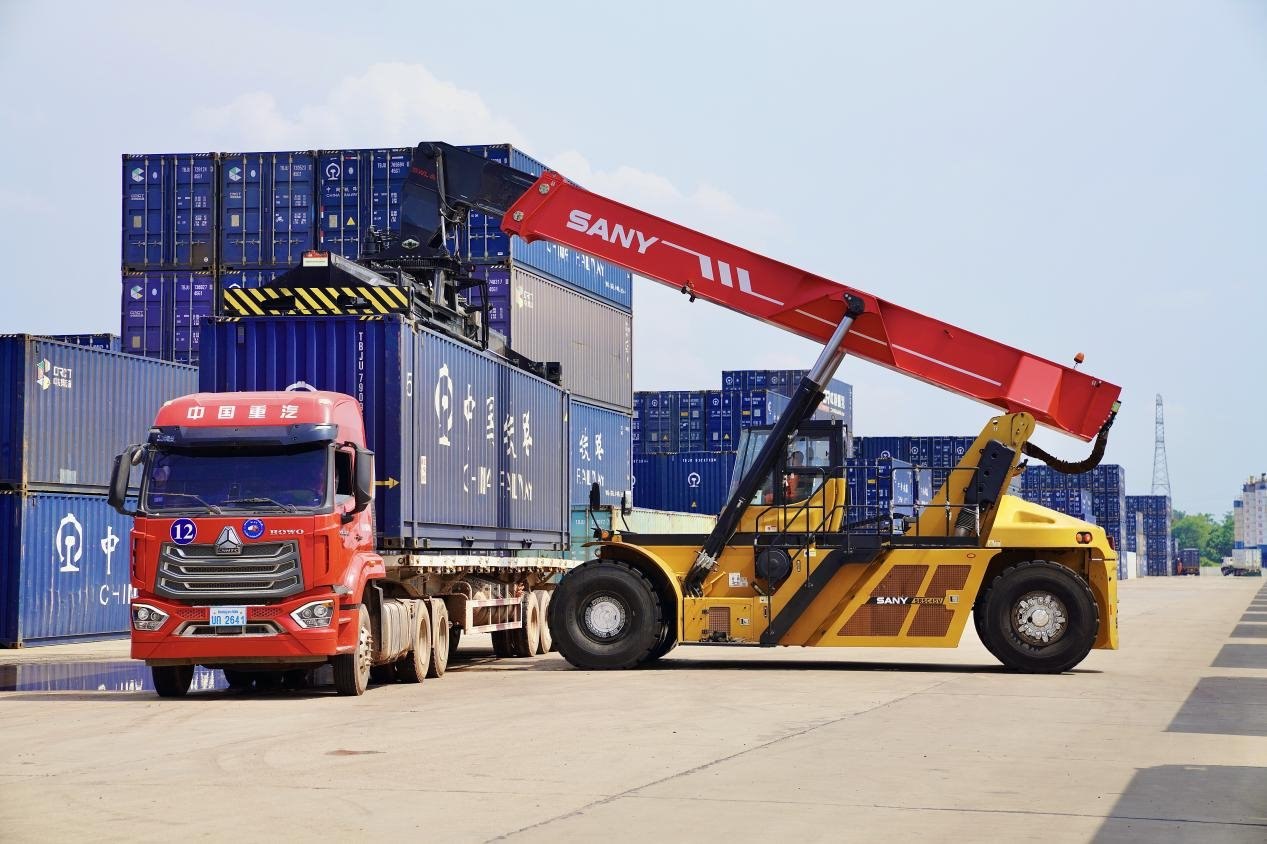 在中老鐵路萬象南鐵路貨運(yùn)口岸站，起重機(jī)正在吊裝集裝箱。劉瑩嘉攝