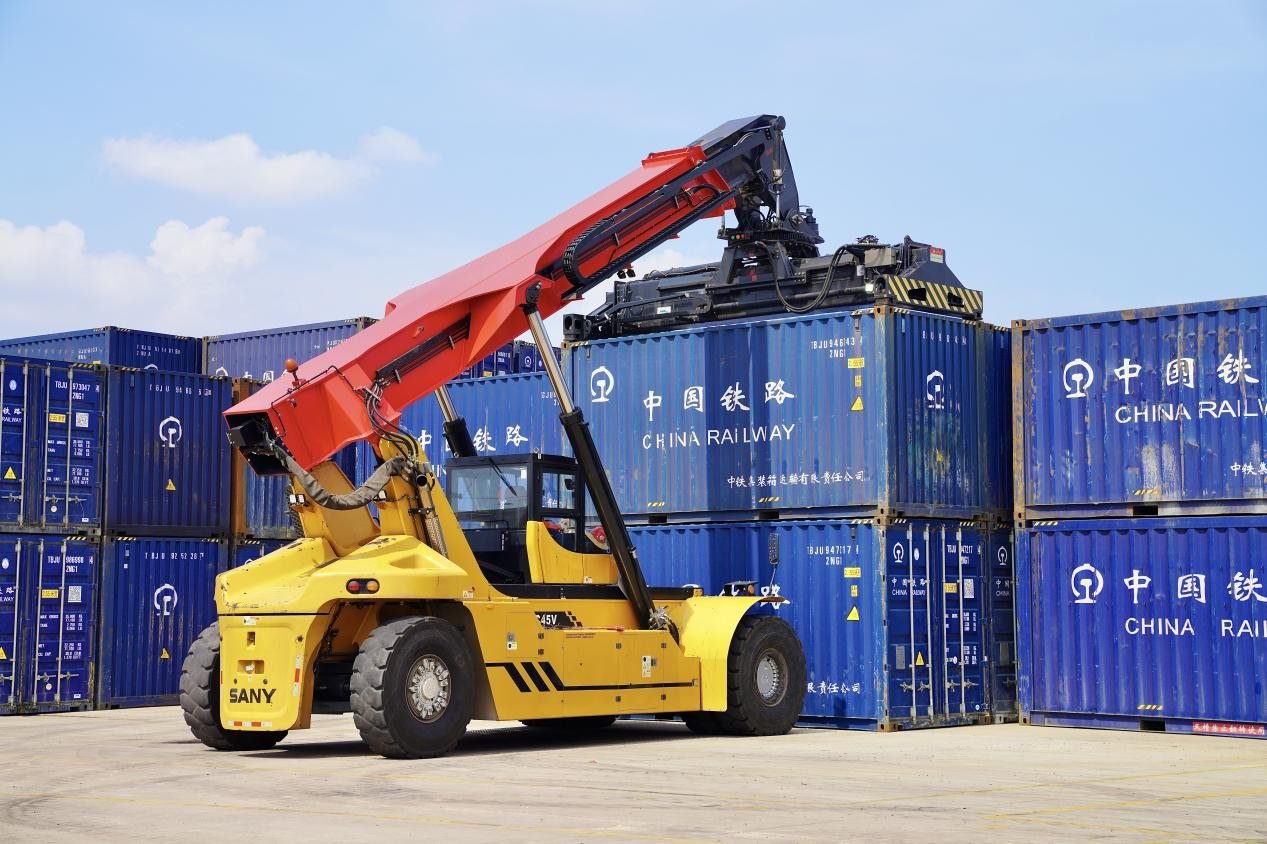 在中老鐵路萬象南鐵路貨運(yùn)口岸站，起重機(jī)正在吊裝集裝箱。劉瑩嘉攝