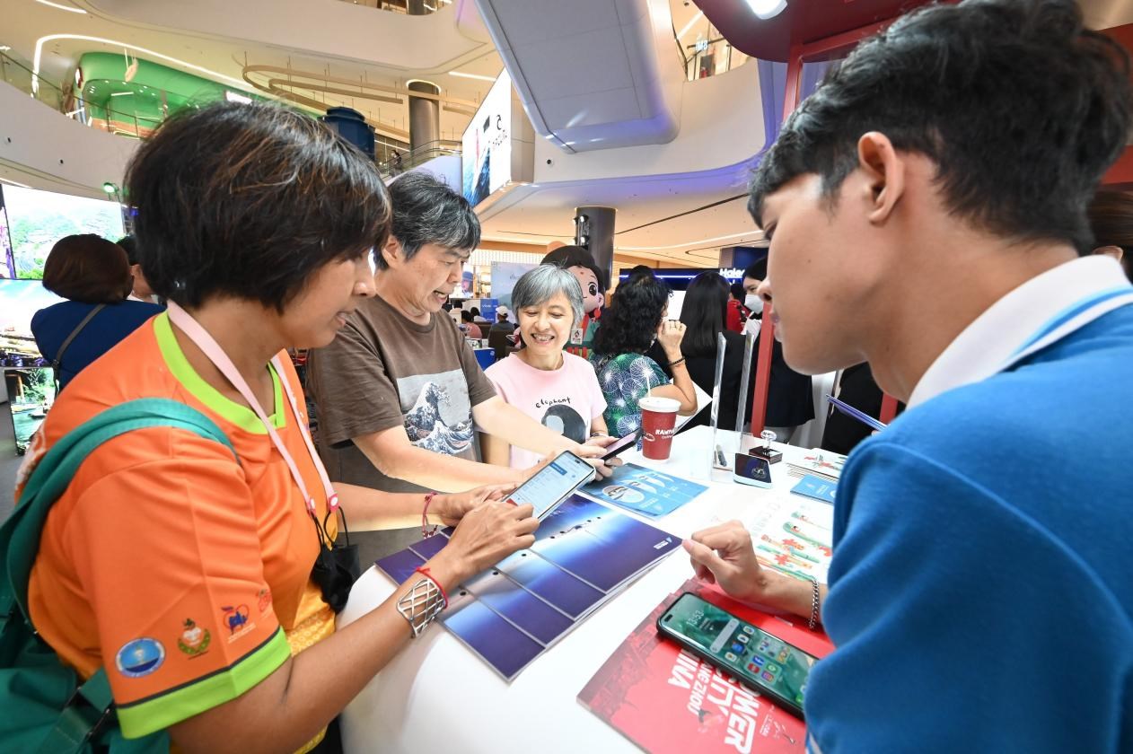 游客在航空公司展臺前了解機票優(yōu)惠活動。主辦方供圖