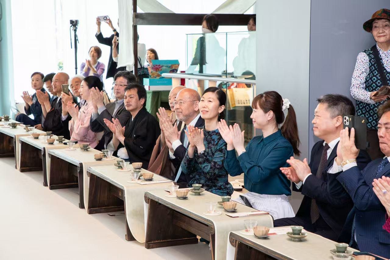 中日兩國文旅界、各茶道流派嘉賓出席開幕式。中國駐大阪旅游辦事處供圖