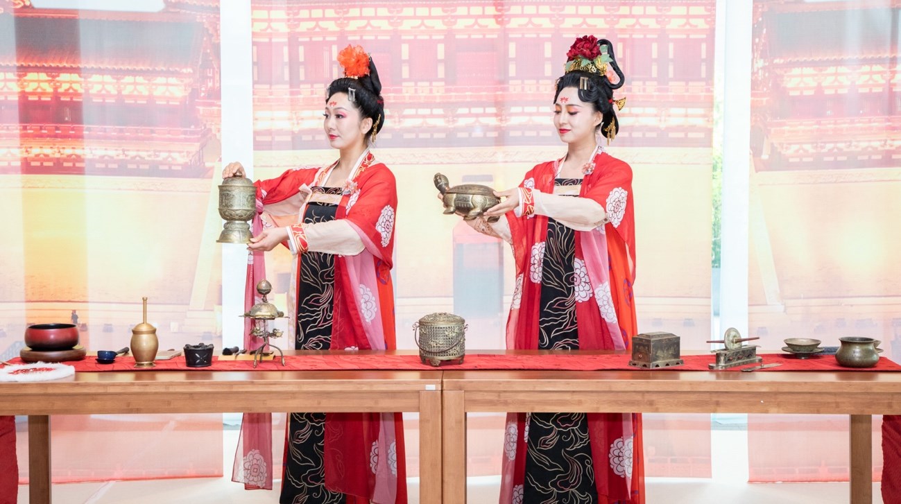 法門寺地宮出土文物一比一復刻的宮廷茶器。中國駐大阪旅游辦事處供圖